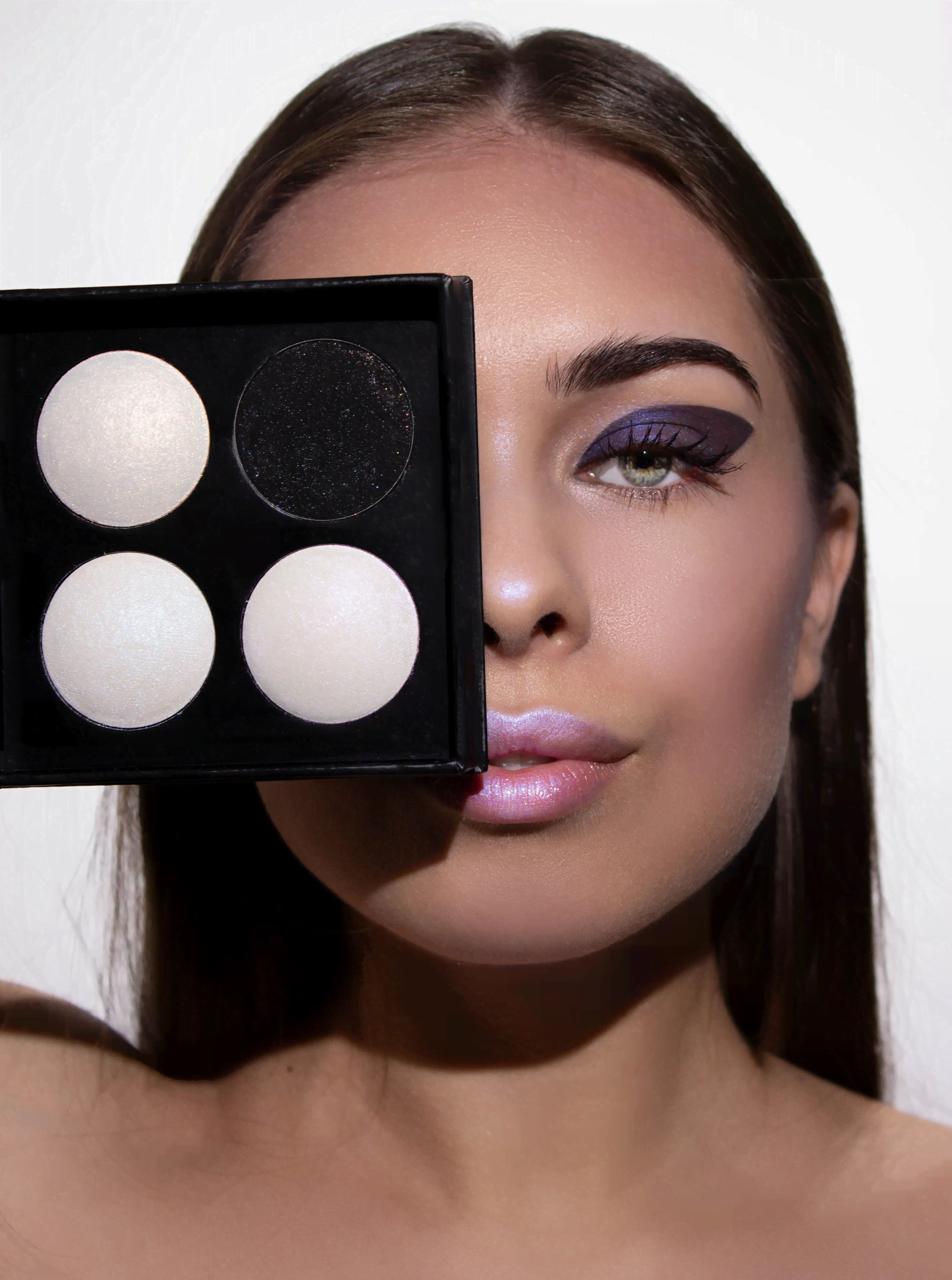BEAUTYDRUGS HOLOGRAPHIC Glow palette Палетка хайлайтеров для лица и тела