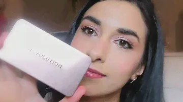 Взгляните на блестящие тени для век, используя палетку Makeup Revolution Forever Dynamic Eternal.