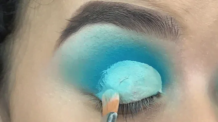 Eyn bright matte 42 colour palette | Blue cut crease makeup tutorial