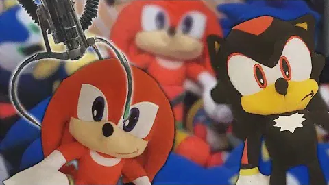 Winning 2 Sonic the Hedgehog Toy Factory Plush from a Claw Machine!