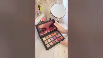 Huda Beauty Палетка теней Desert Dusk