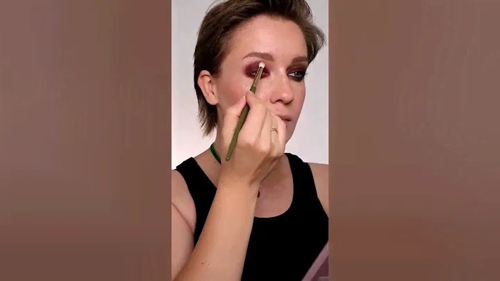 Smokey eye grunge makeup COSMIC BRUSHES MUSE PALETTE