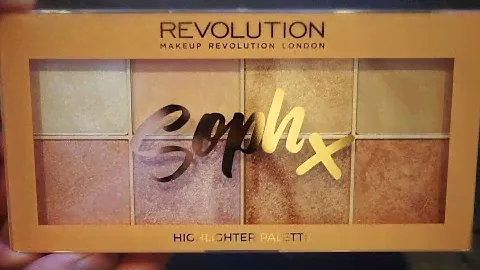 Makeup Revolution Soph Highlighter Palette SWATCHES | TheBeautyJournals