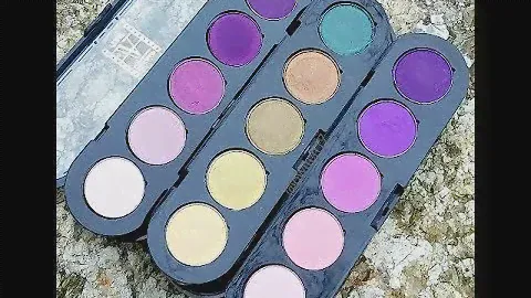Swatches of the Make-Up Atelier Eye Shadow palette's from Beautylish