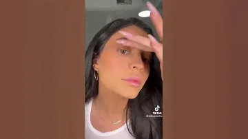 Kylie Jenner Using Her Bronze Palette
