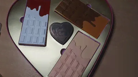 Набор от Makeup Revolution Chocolate Heart.