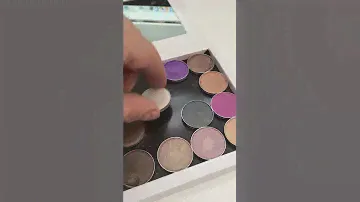Magnetic makeup palette